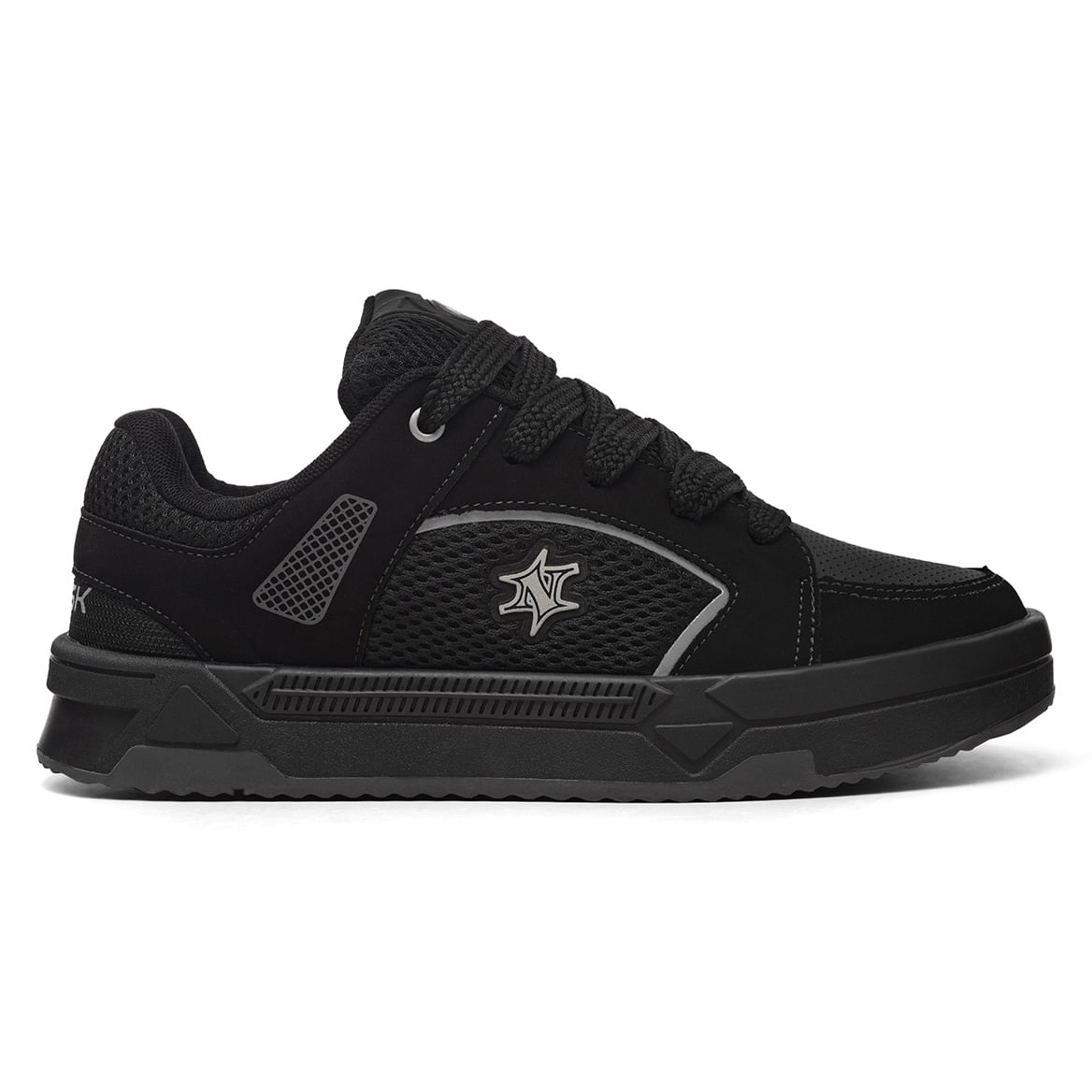 Tênis casual masculino preto com detalhes em grafite, vista frontal lado direito